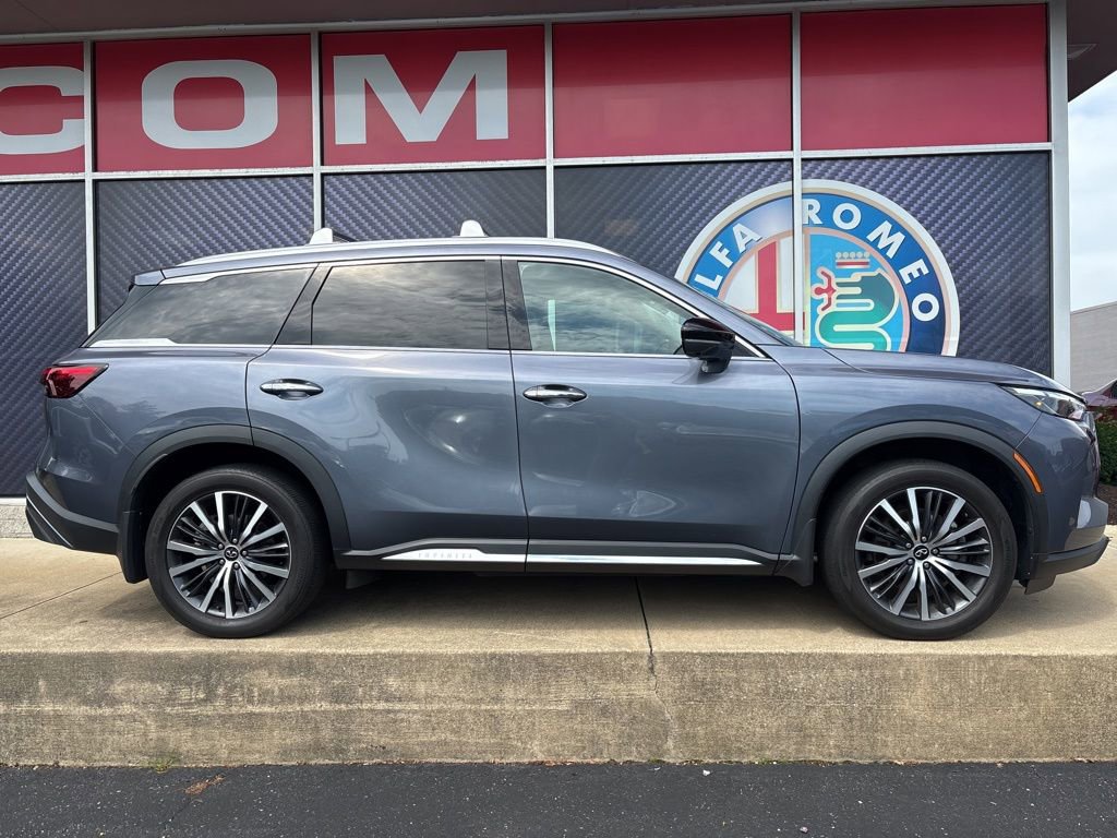 Used 2023 INFINITI QX60 Sensory w/ Cargo Package image 2