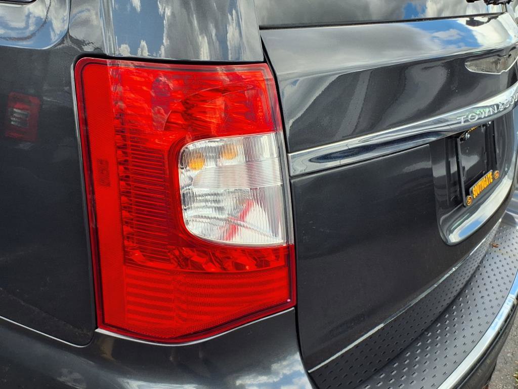 Used 2012 Chrysler Town & Country Touring-L w/ Driver Convenience Group image 27