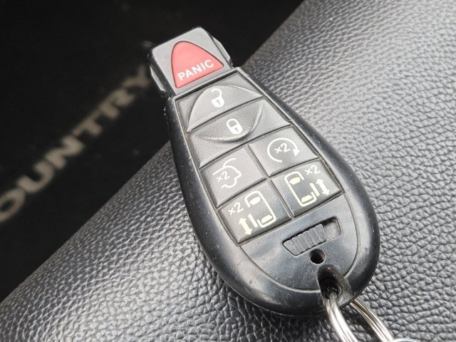 Used 2015 Chrysler Town & Country Touring w/ Driver Convenience Group image 23