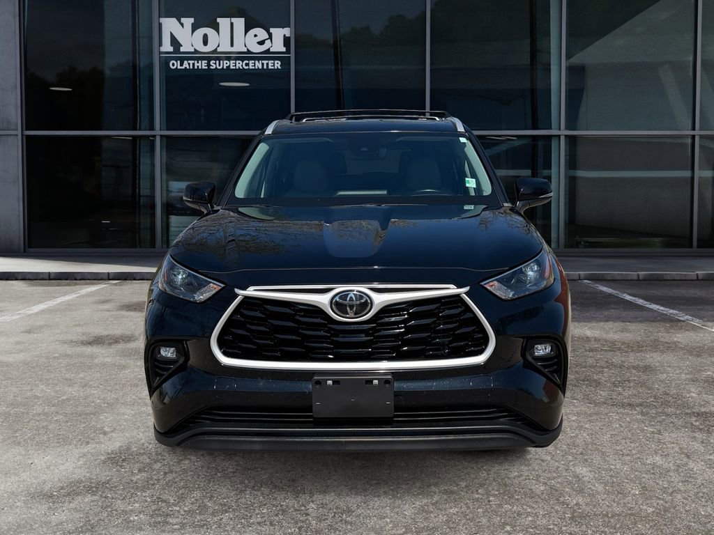 Used 2023 Toyota Highlander XLE image 3