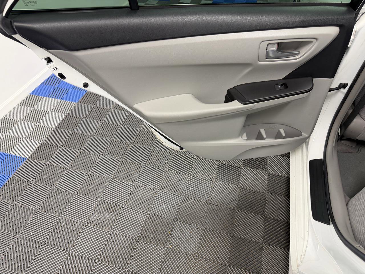 Used 2017 Toyota Camry LE FWD image 9