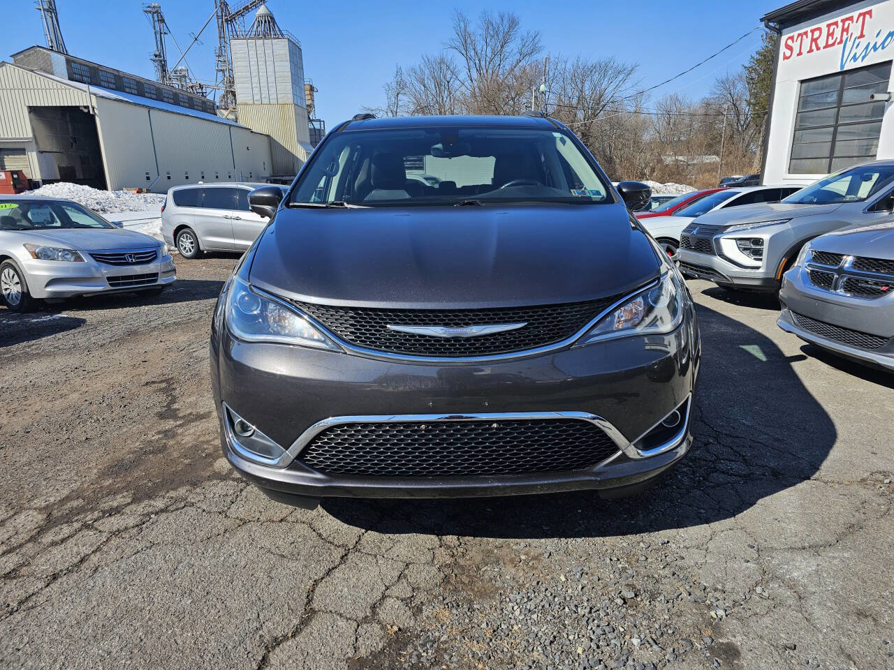 Used 2017 Chrysler Pacifica Touring-L image 2