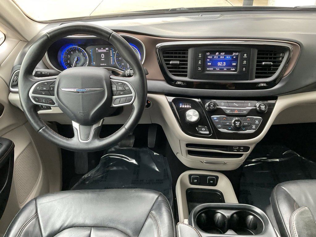 Used 2017 Chrysler Pacifica Touring-L image 10