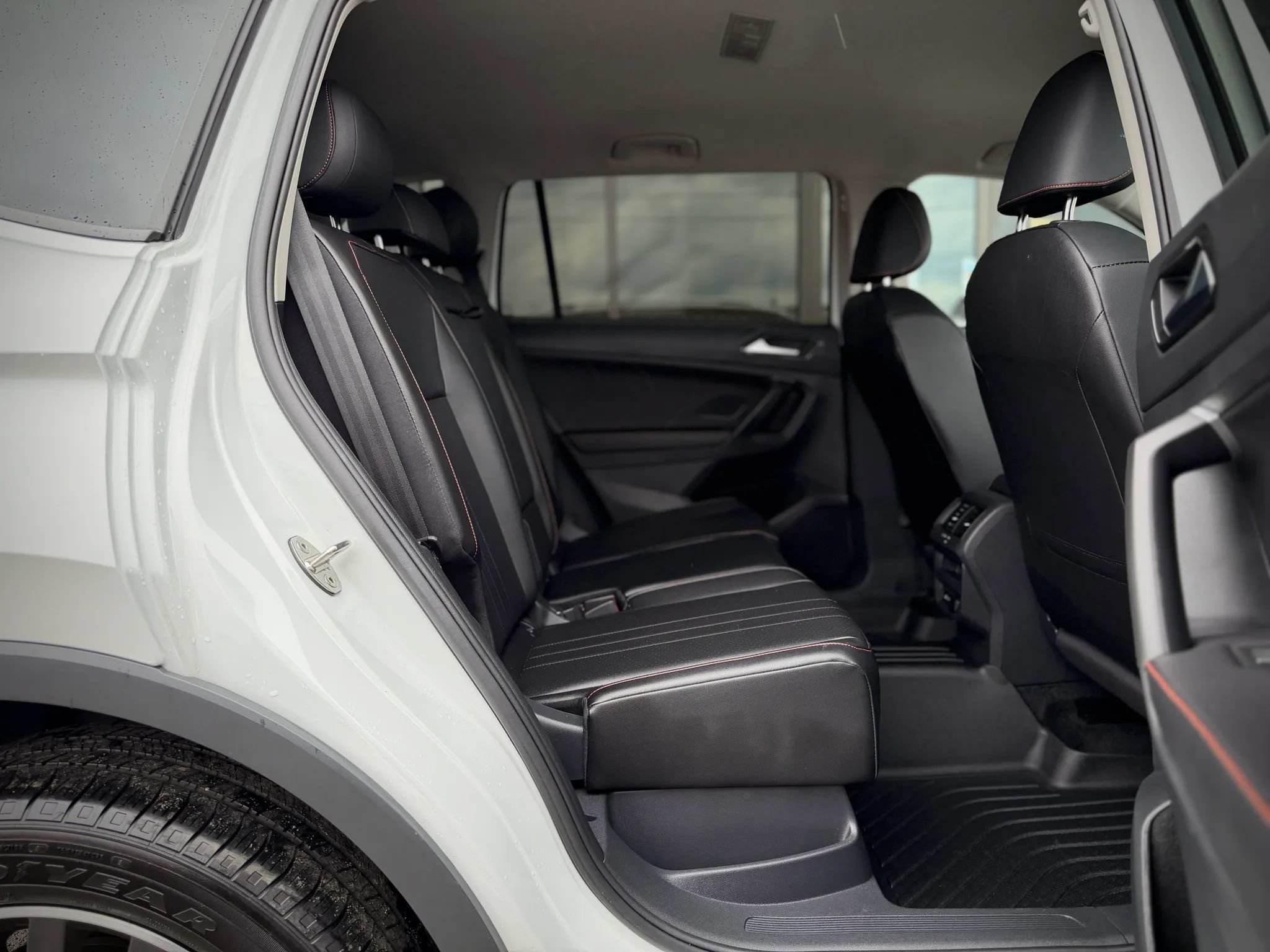 Used 2024 Volkswagen Tiguan SE AWD/4WD image 19