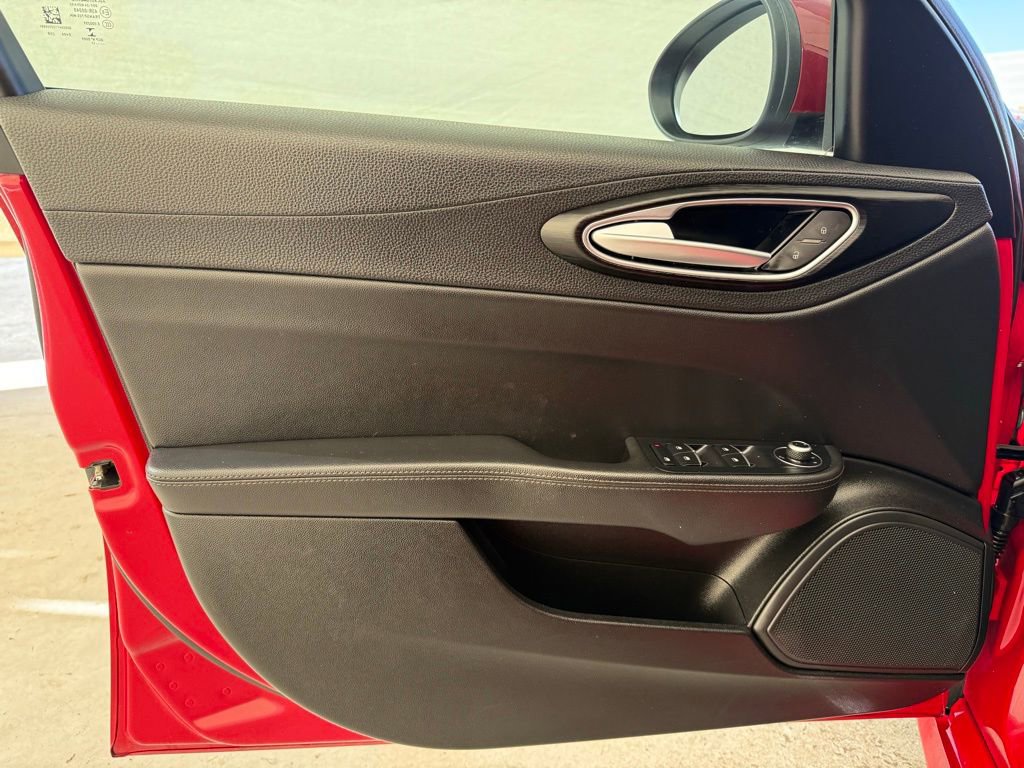 Used 2017 Alfa Romeo Giulia image 21