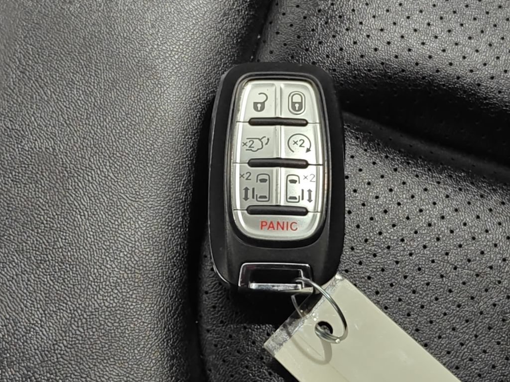 Used 2025 Chrysler Pacifica Select FWD image 13