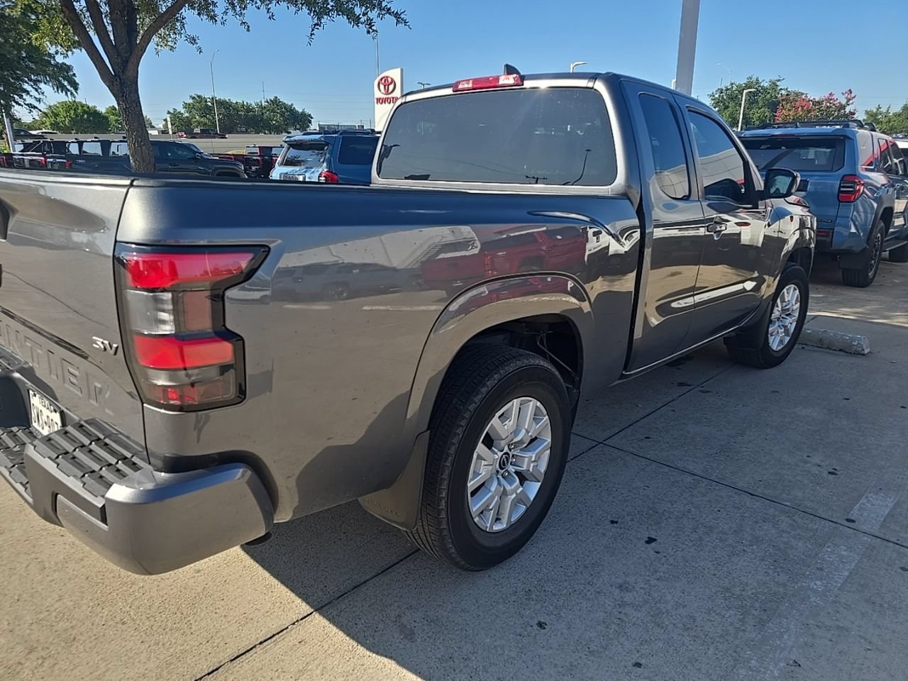 Used 2022 Nissan Frontier SV RWD image 4