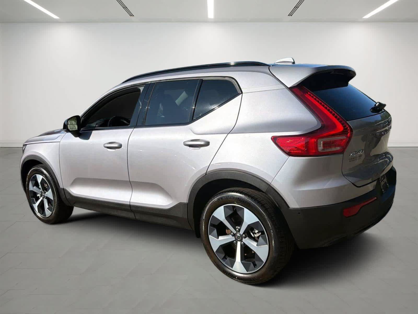 Used 2026 Volvo XC40 B5 Plus AWD/4WD image 3
