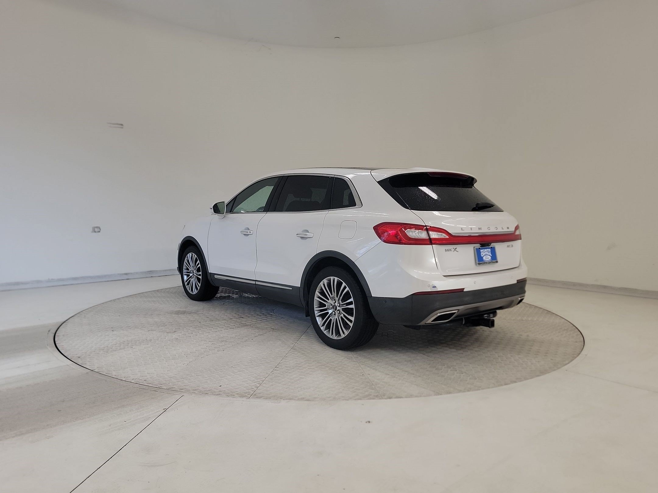 Used 2016 Lincoln MKX Reserve w/ Equipment Group 102A AWD/4WD image 3