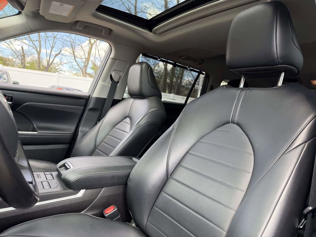 Used 2022 Toyota Highlander XLE AWD/4WD image 18