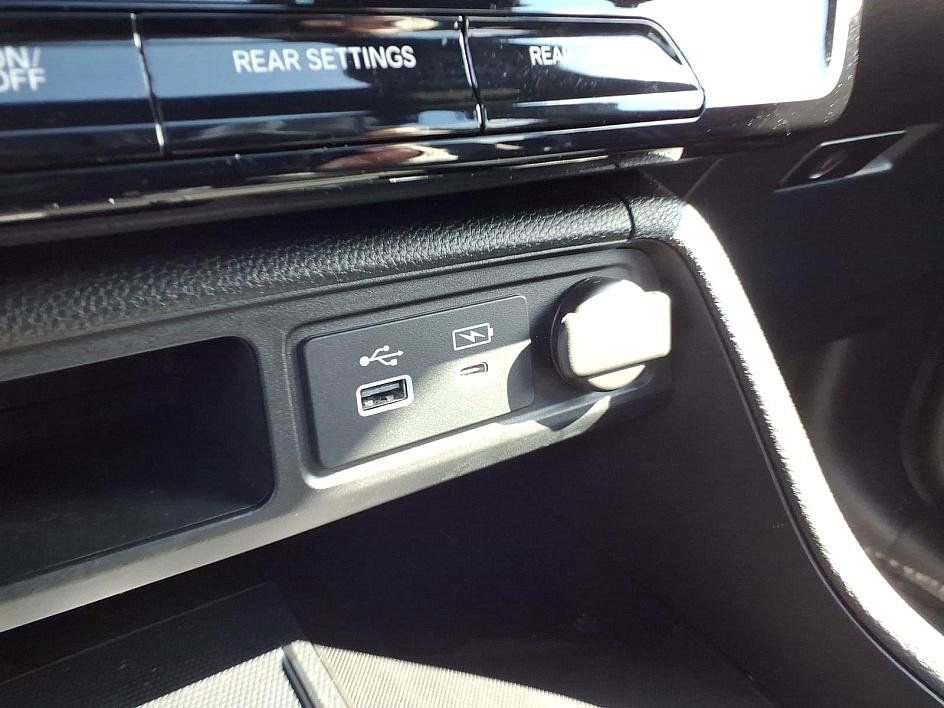 Used 2025 Honda Pilot TrailSport image 27