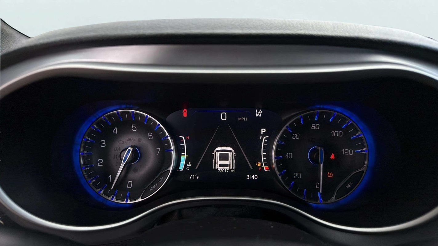 Used 2022 Chrysler Pacifica Touring-L w/ Uconnect Theater Family Group AWD/4WD image 11