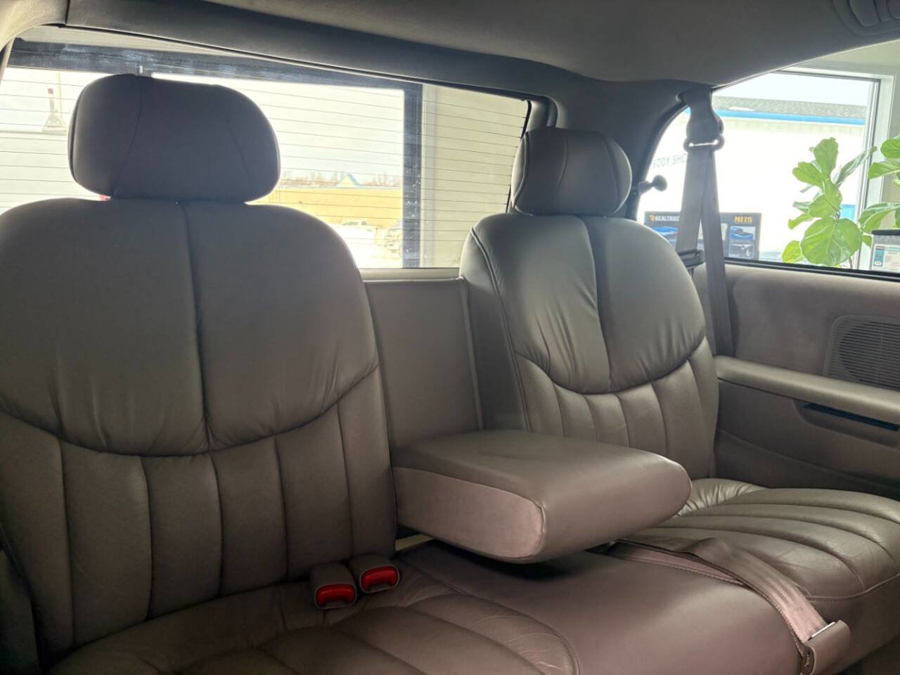 Used 2000 Chrysler Town & Country Limited image 34