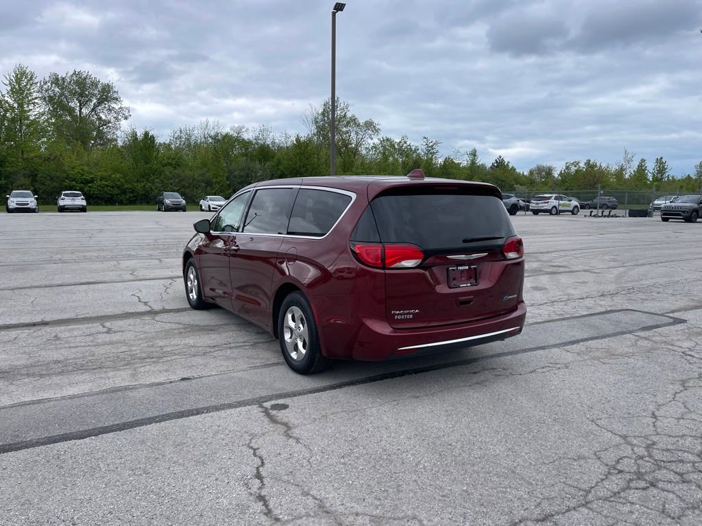 Used 2020 Chrysler Pacifica Touring FWD image 3