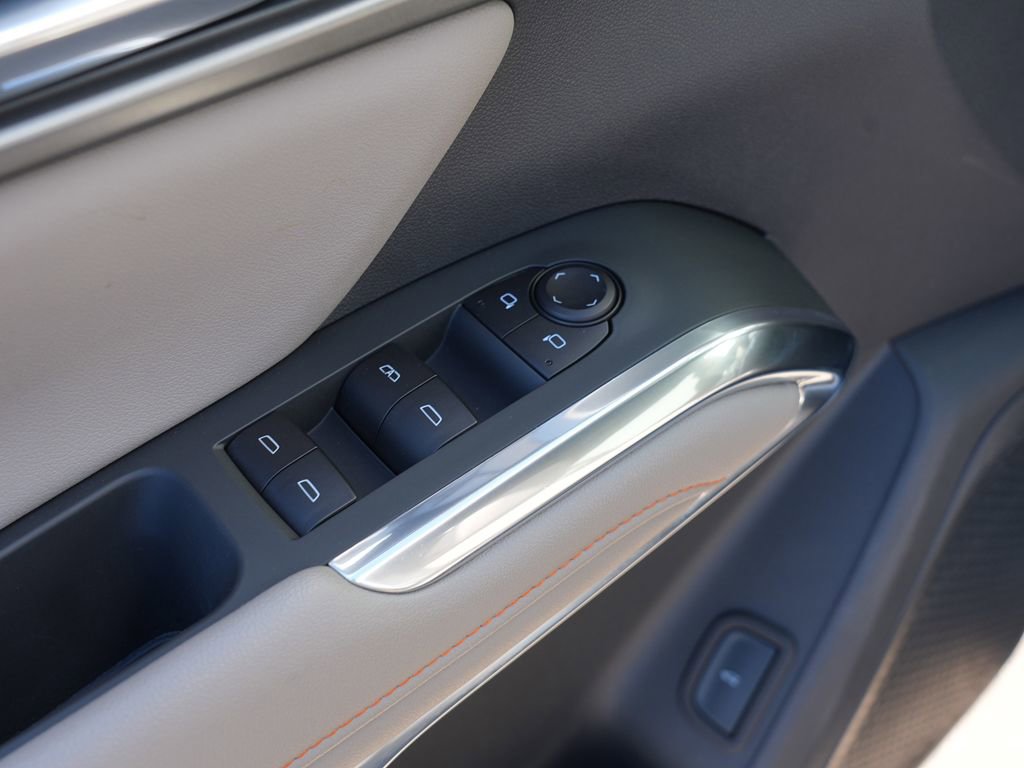 Used 2025 Chevrolet Traverse LT image 16