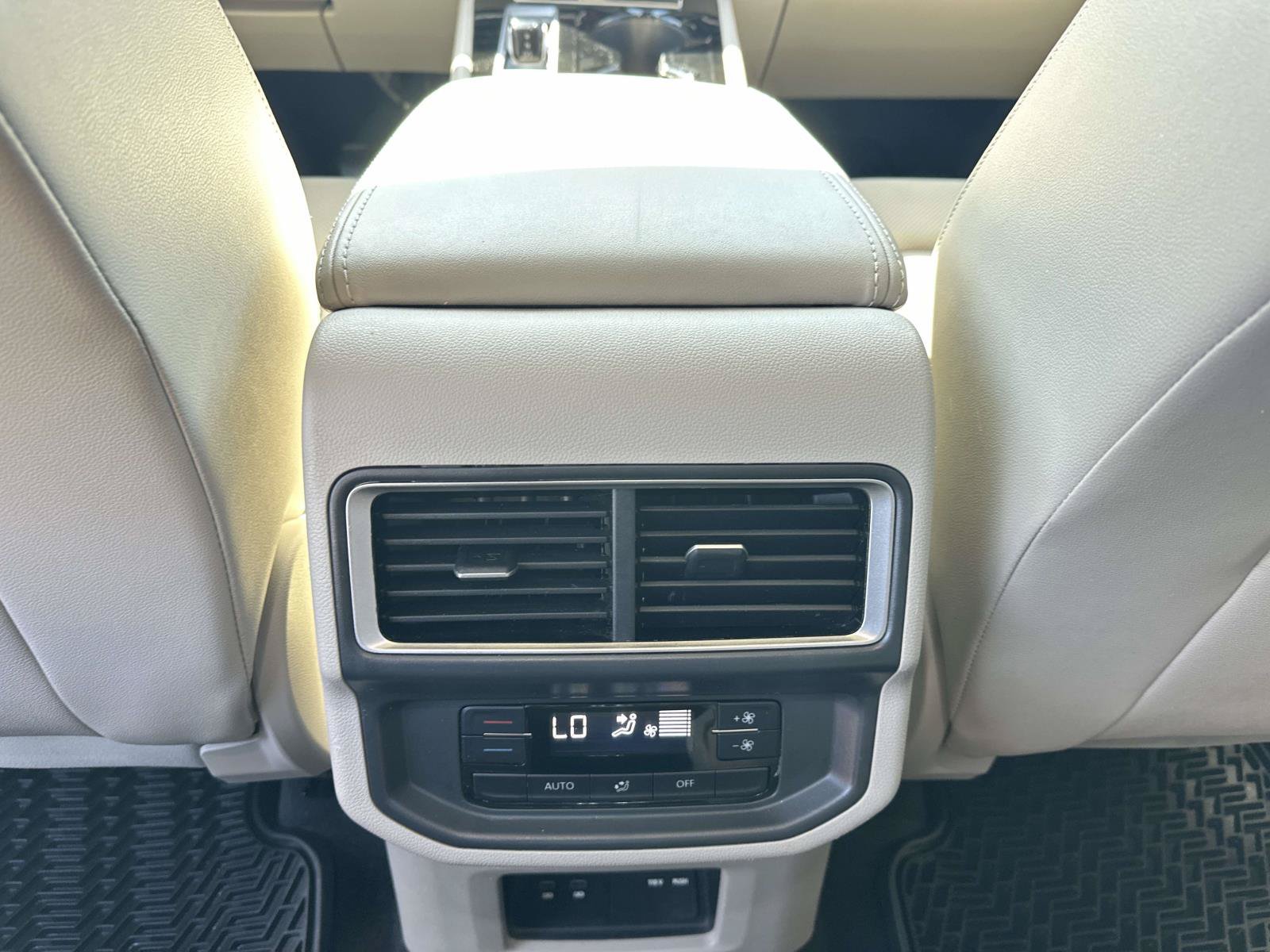 Used 2024 Volkswagen Atlas SE AWD/4WD image 14