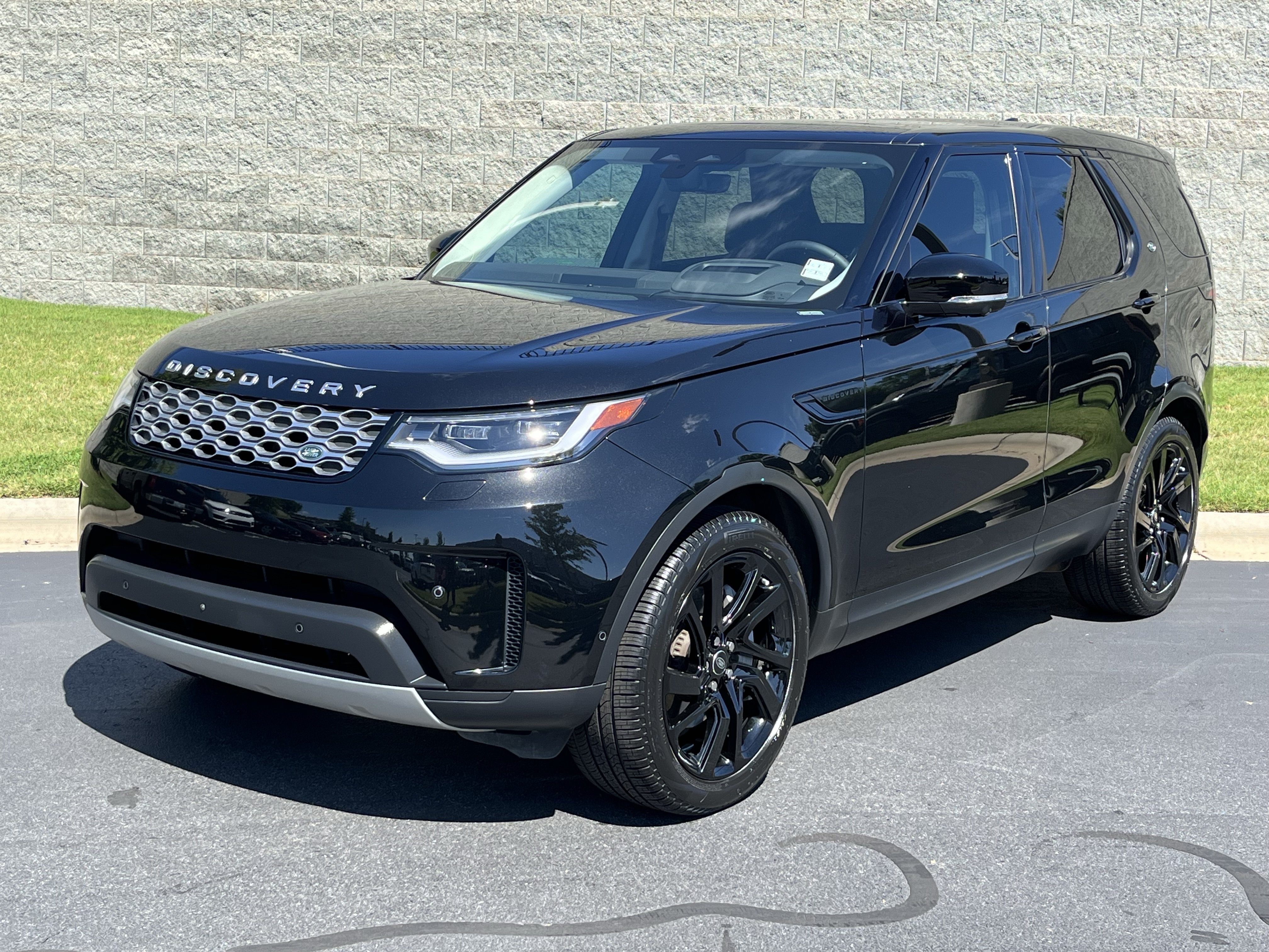 Certified 2024 Land Rover Discovery S AWD/4WD image 1
