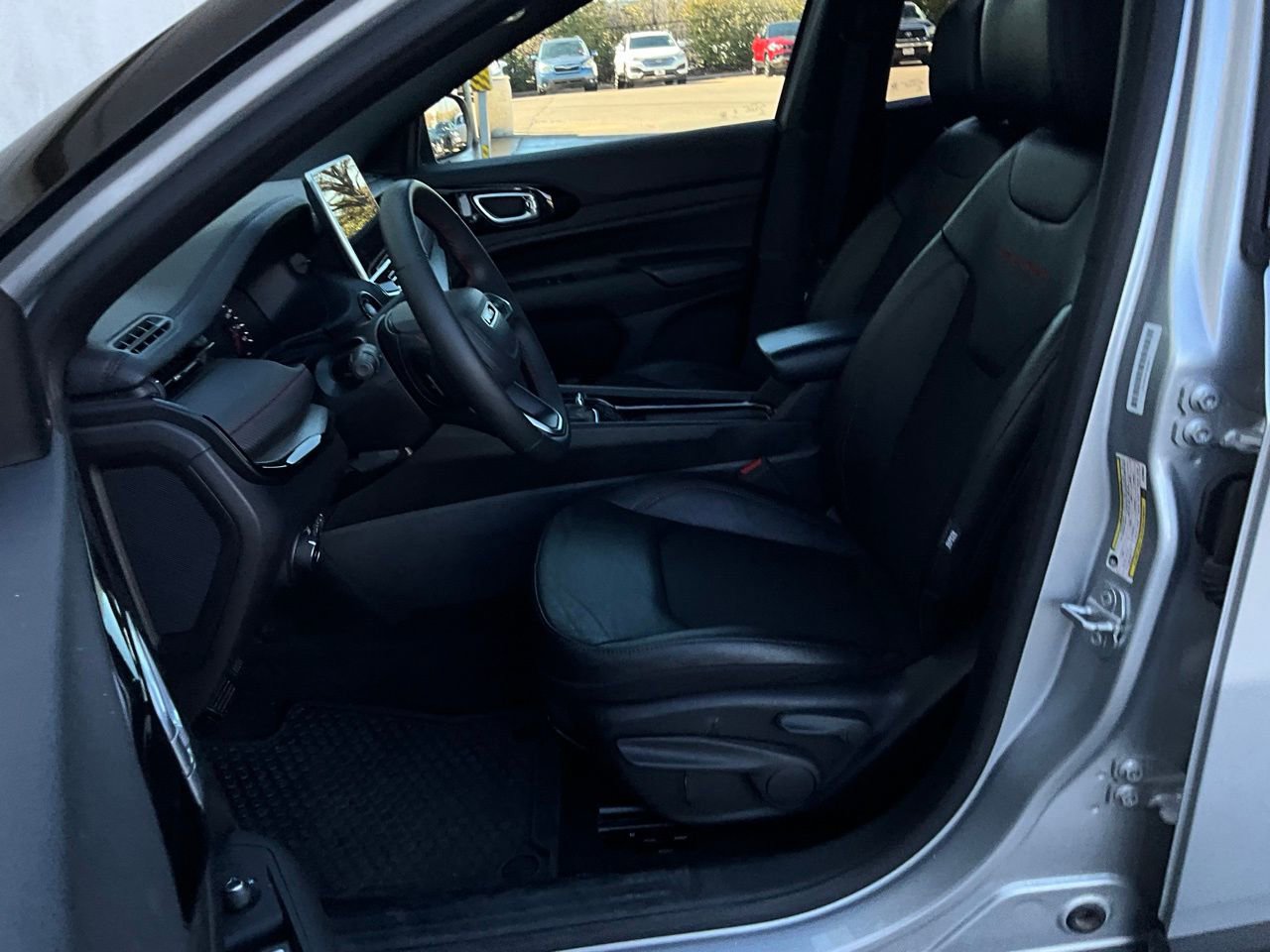 Used 2025 Jeep Compass Trailhawk image 11