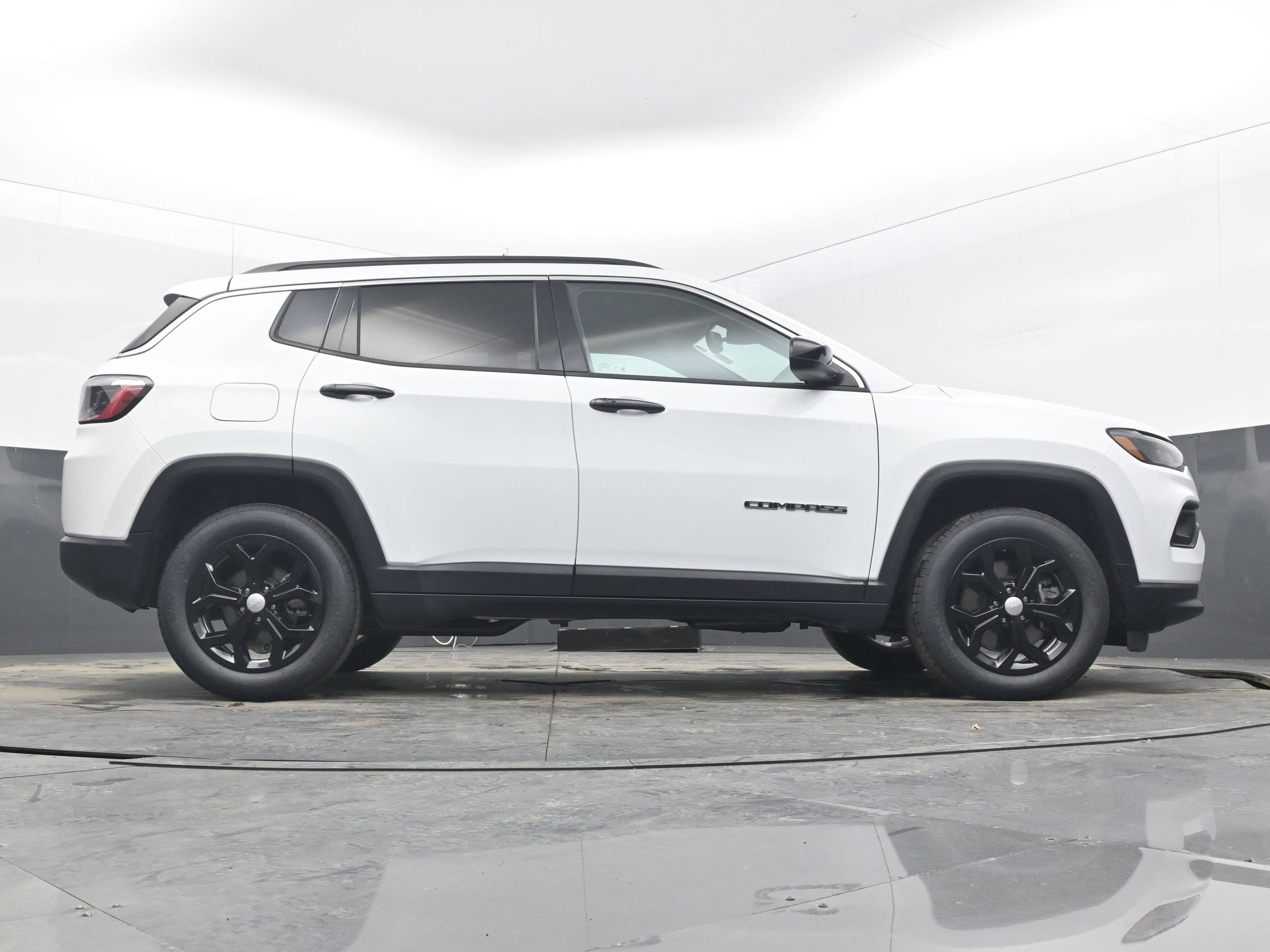 Used 2024 Jeep Compass Latitude image 30