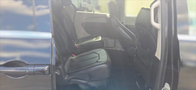 Used 2023 Chrysler Pacifica Touring-L FWD image 17