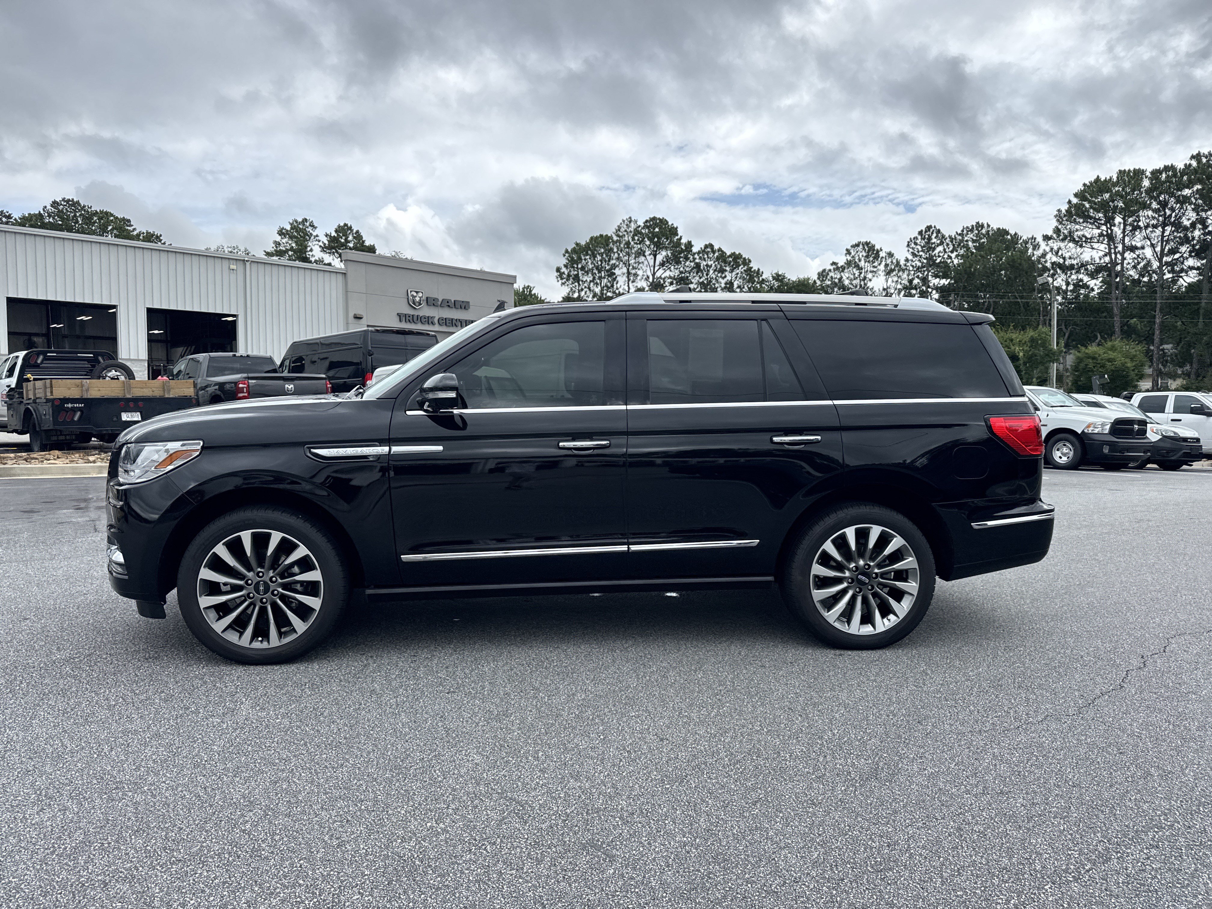 Used 2019 Lincoln Navigator Select w/ Cargo Package RWD image 4