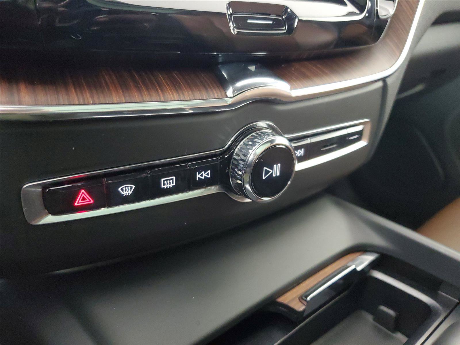 Certified 2023 Volvo XC60 B5 Plus w/ Climate Package FWD image 27