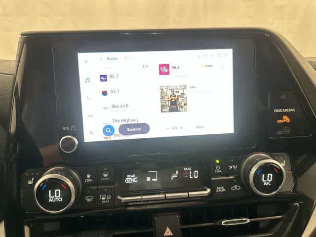 Used 2023 Toyota Highlander XLE FWD image 22