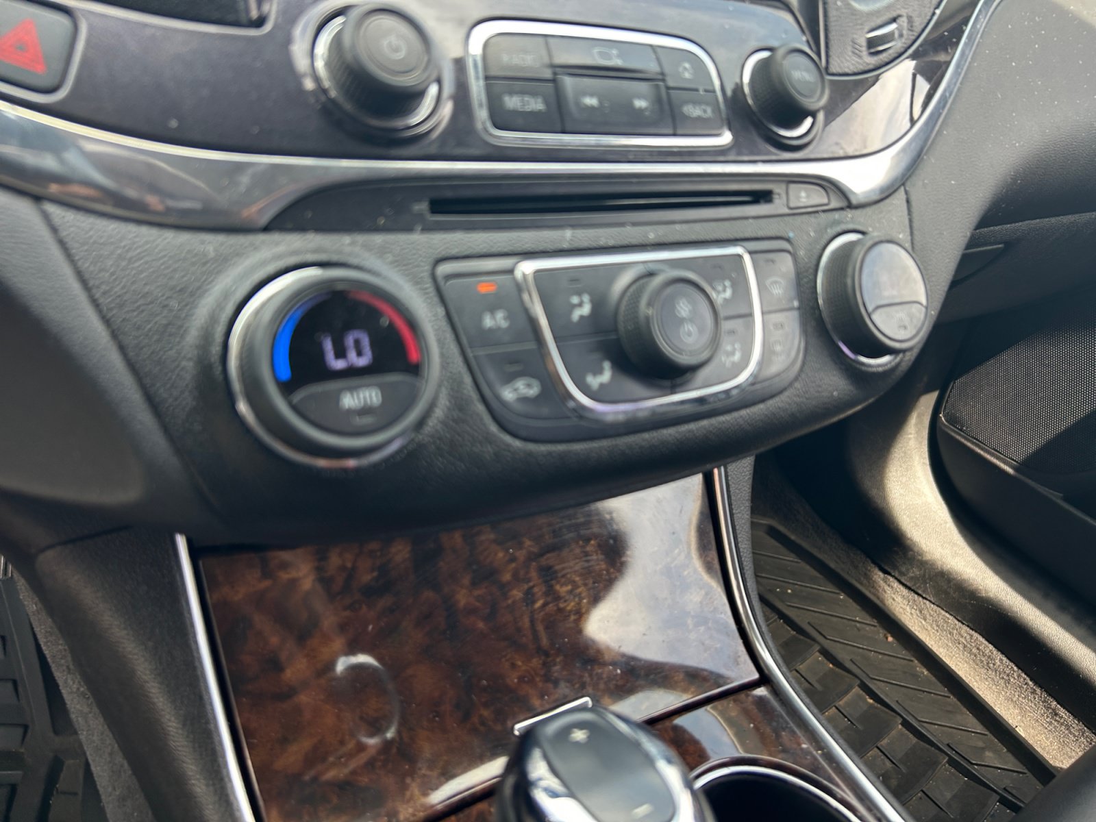 Used 2015 Chevrolet Impala LT w/ Convenience Package FWD image 12