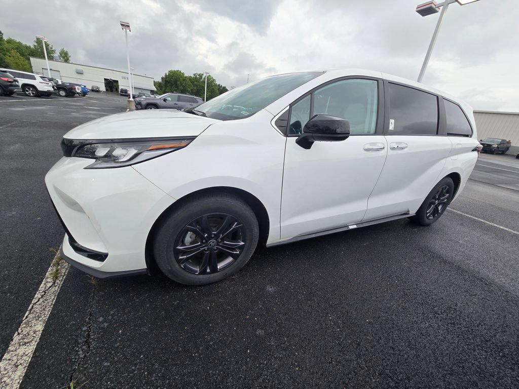 Certified 2025 Toyota Sienna XSE AWD/4WD image 5