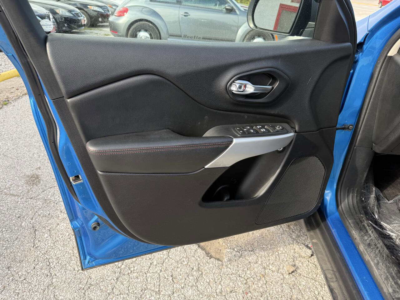 Used 2017 Jeep Cherokee Trailhawk w/ Cold Weather Group image 12