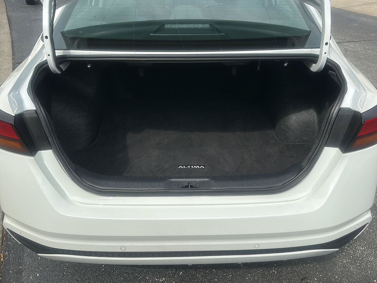 Used 2025 Nissan Altima 2.5 SV FWD image 15