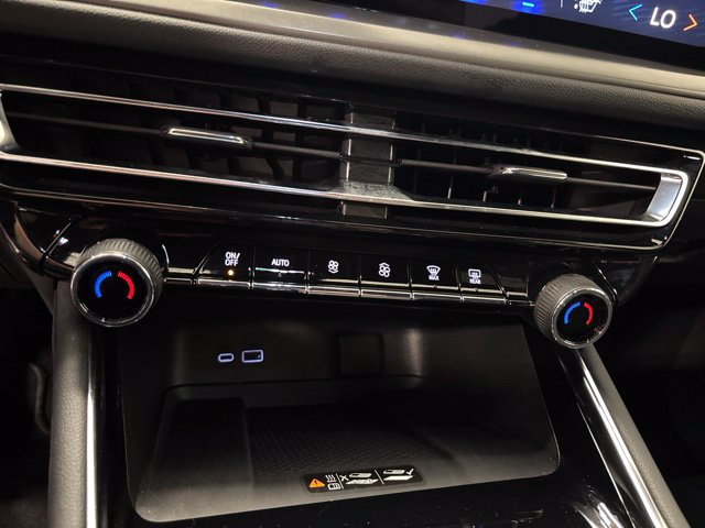 Used 2026 Chevrolet Traverse LT FWD image 23