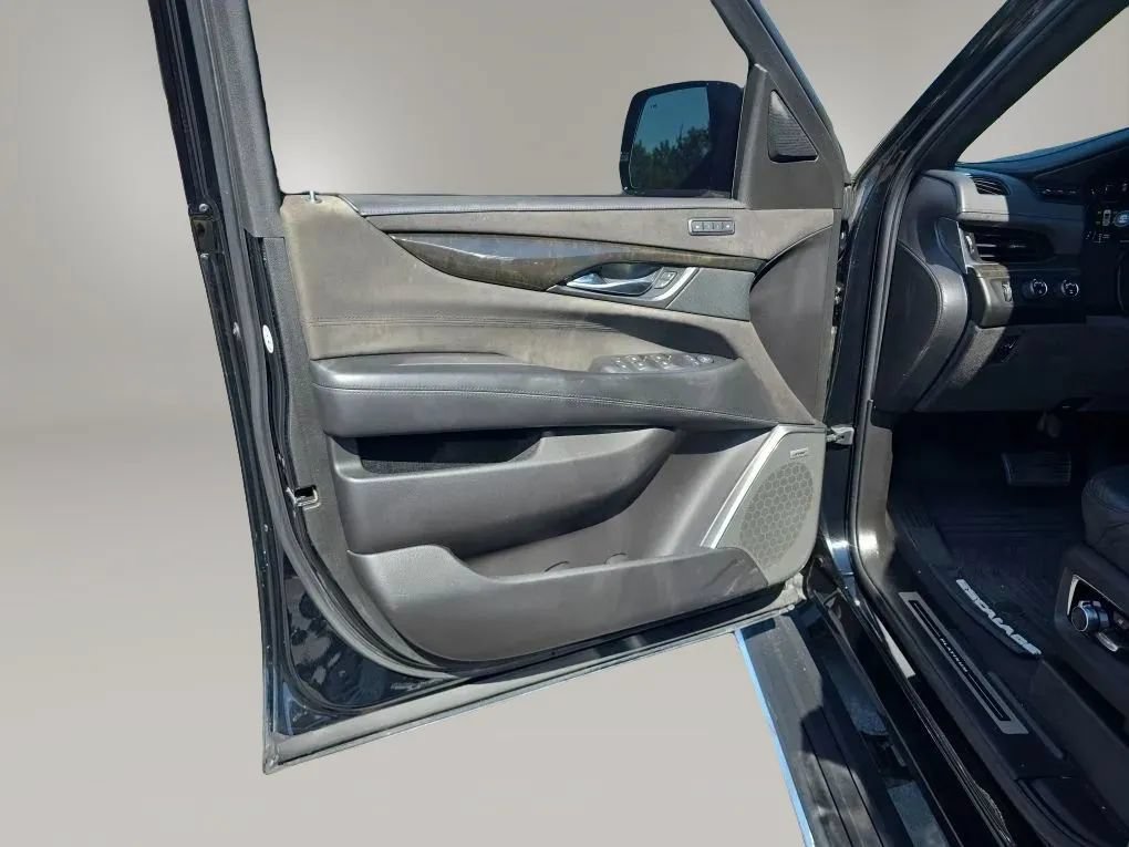Used 2019 Cadillac Escalade Platinum AWD/4WD image 38