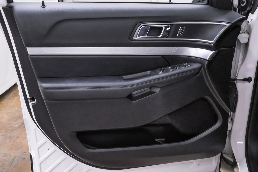 Used 2017 Ford Explorer XLT w/ Equipment Group 201A FWD image 24