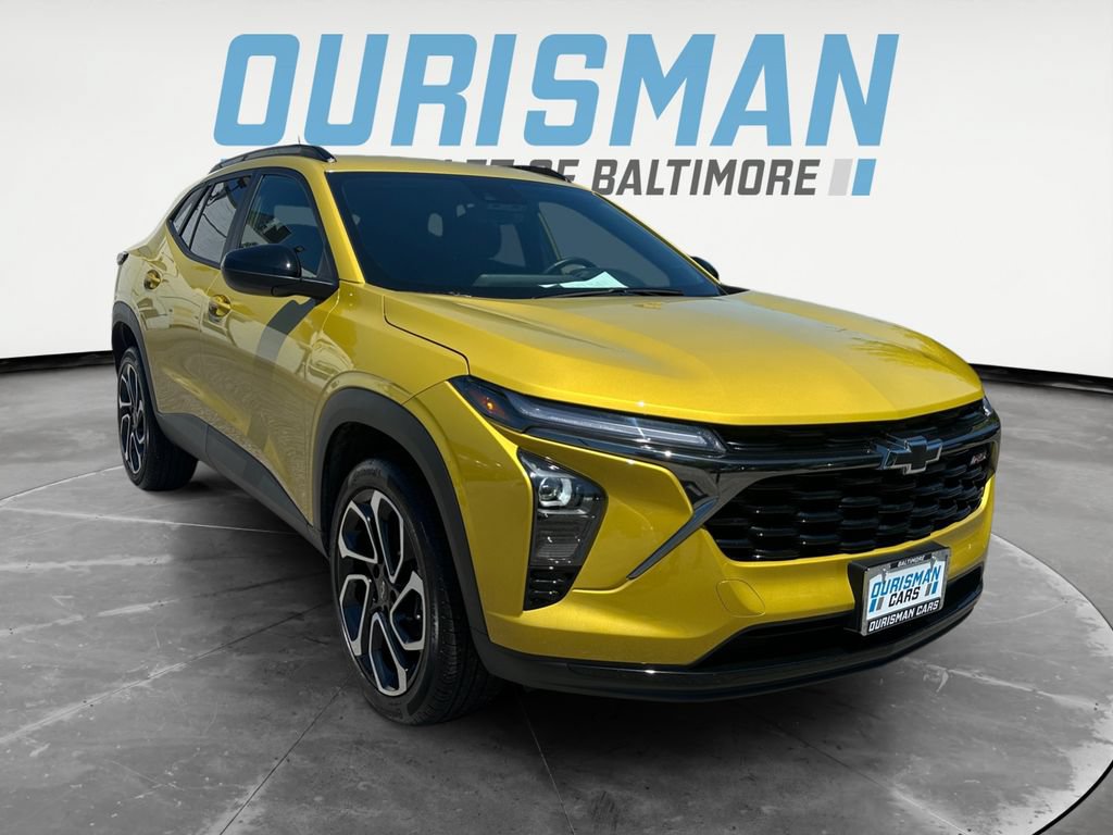 Used 2025 Chevrolet Trax RS FWD image 1