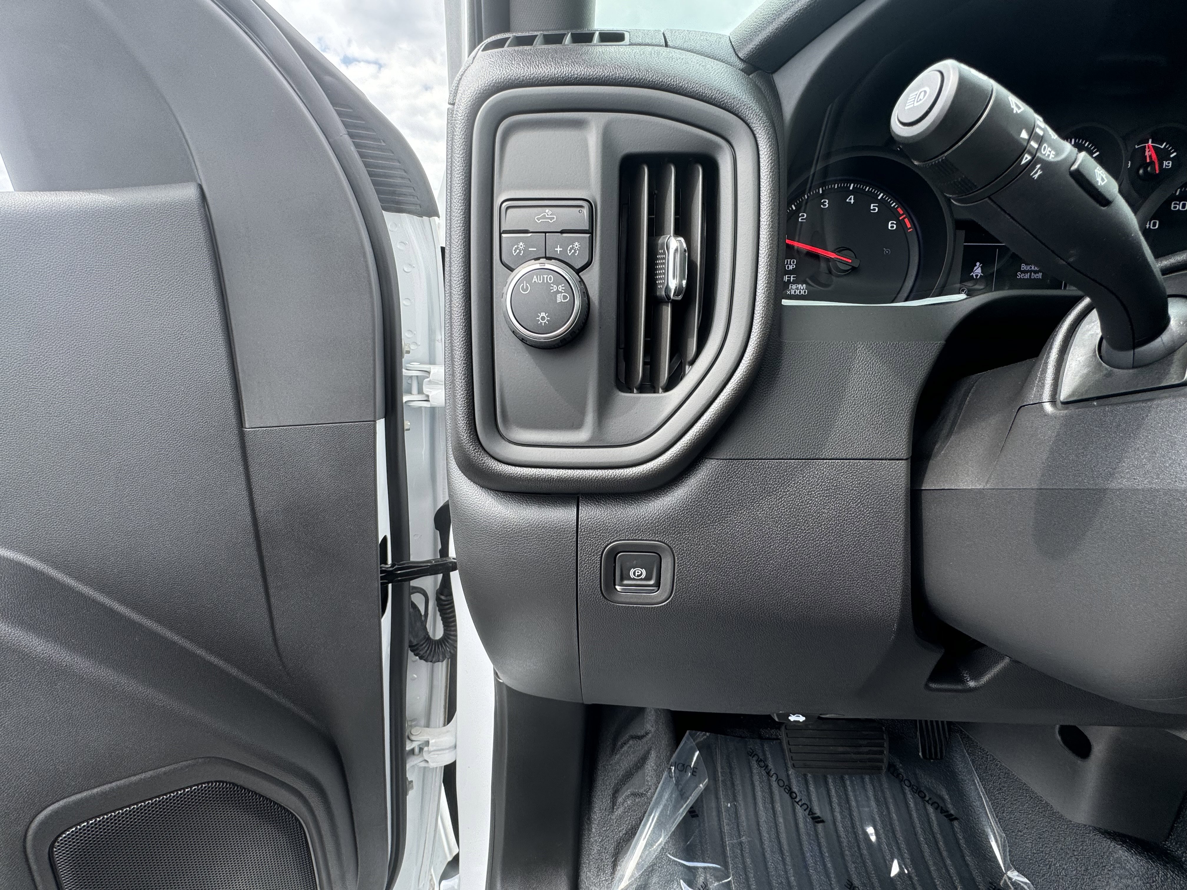 Used 2026 Chevrolet Silverado 1500 W/T image 14