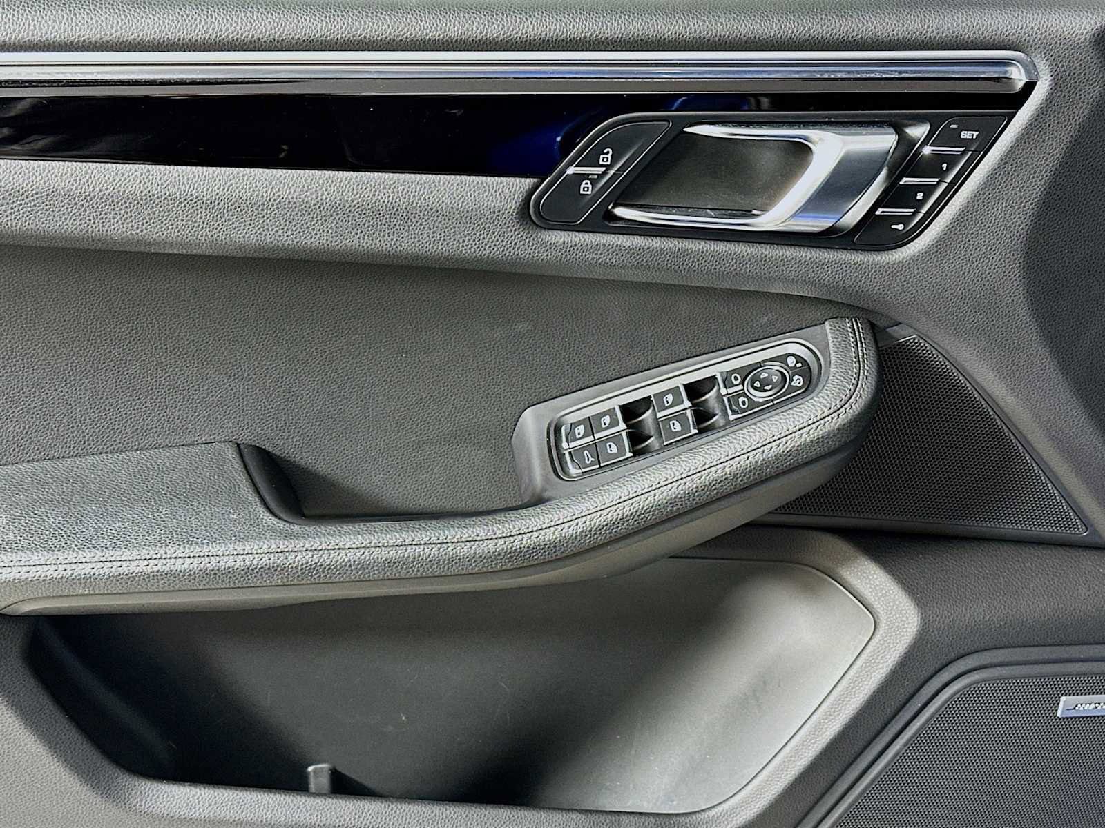 Certified 2020 Porsche Macan image 11