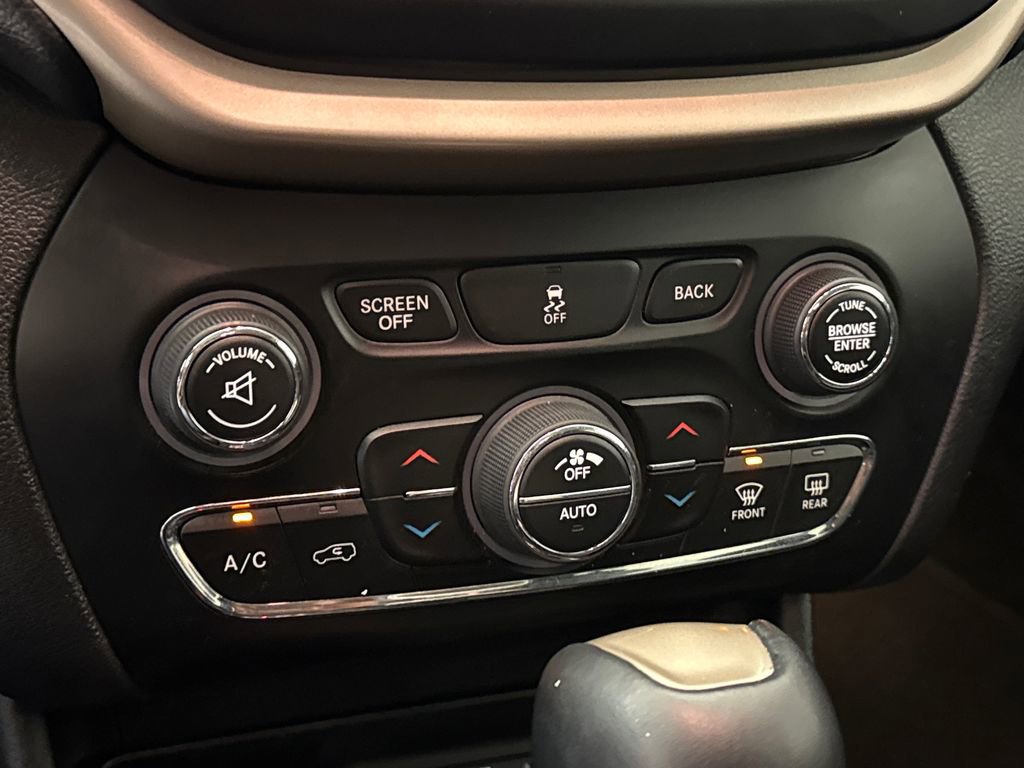 Used 2016 Jeep Cherokee Limited image 24