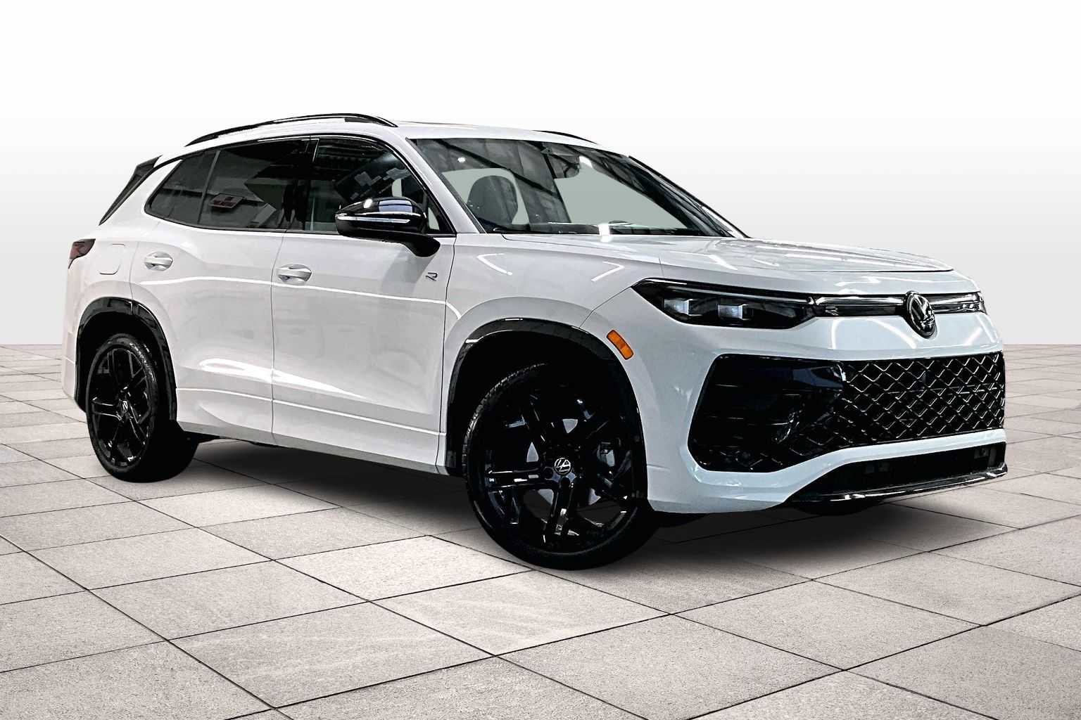 New 2026 Volkswagen Tiguan SE R-Line image 2