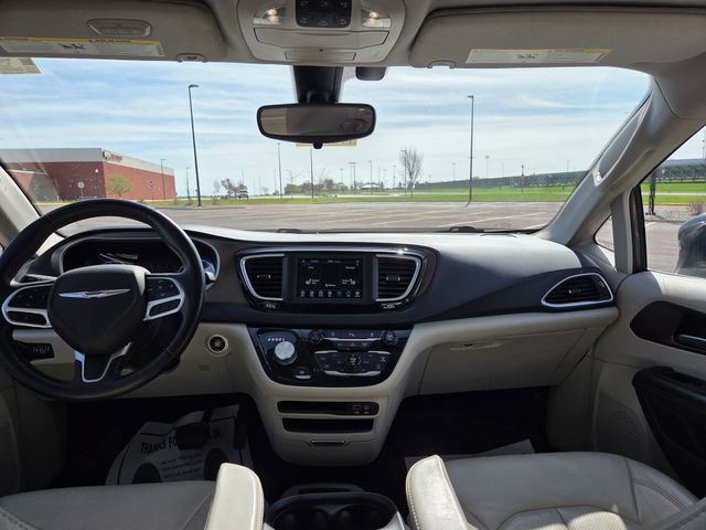 Used 2018 Chrysler Pacifica Touring-L FWD image 50