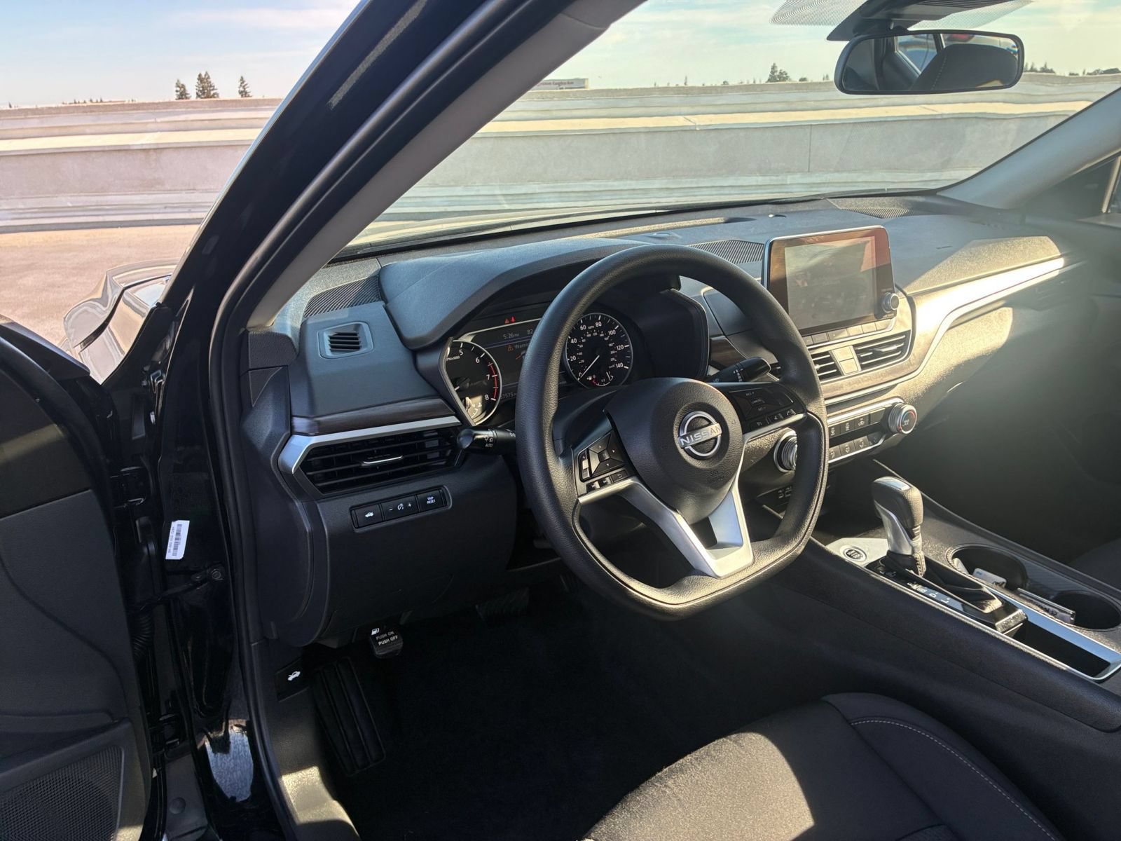 Used 2025 Nissan Altima 2.5 SV FWD image 33