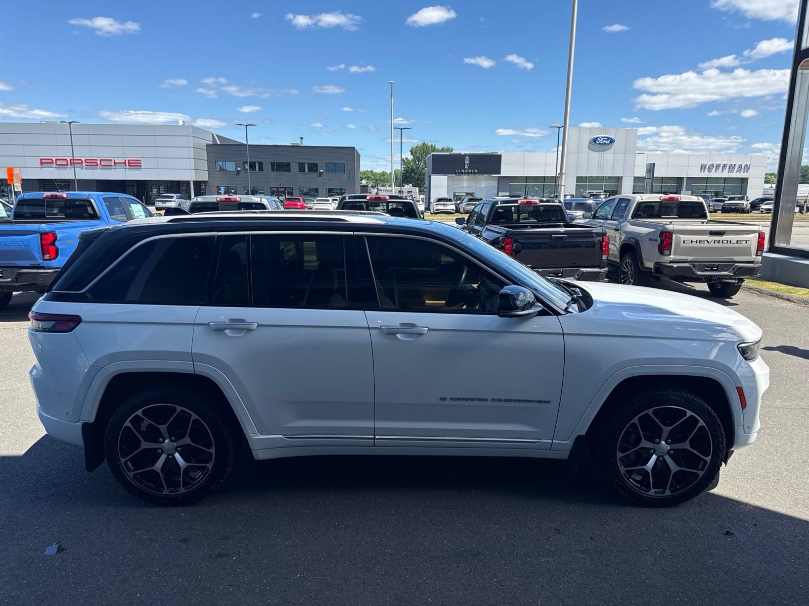 Used 2022 Jeep Grand Cherokee Summit AWD/4WD image 5