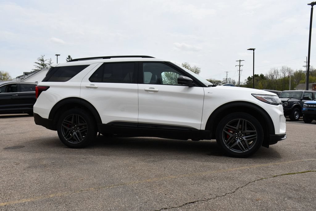 Used 2025 Ford Explorer ST-Line w/ ST-Line Street Pack AWD/4WD image 8