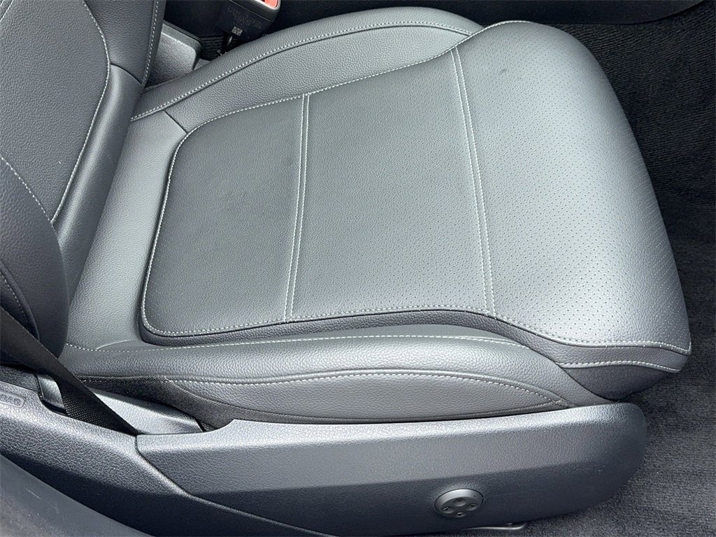 Used 2025 Mercedes-Benz C 300 Sedan image 47