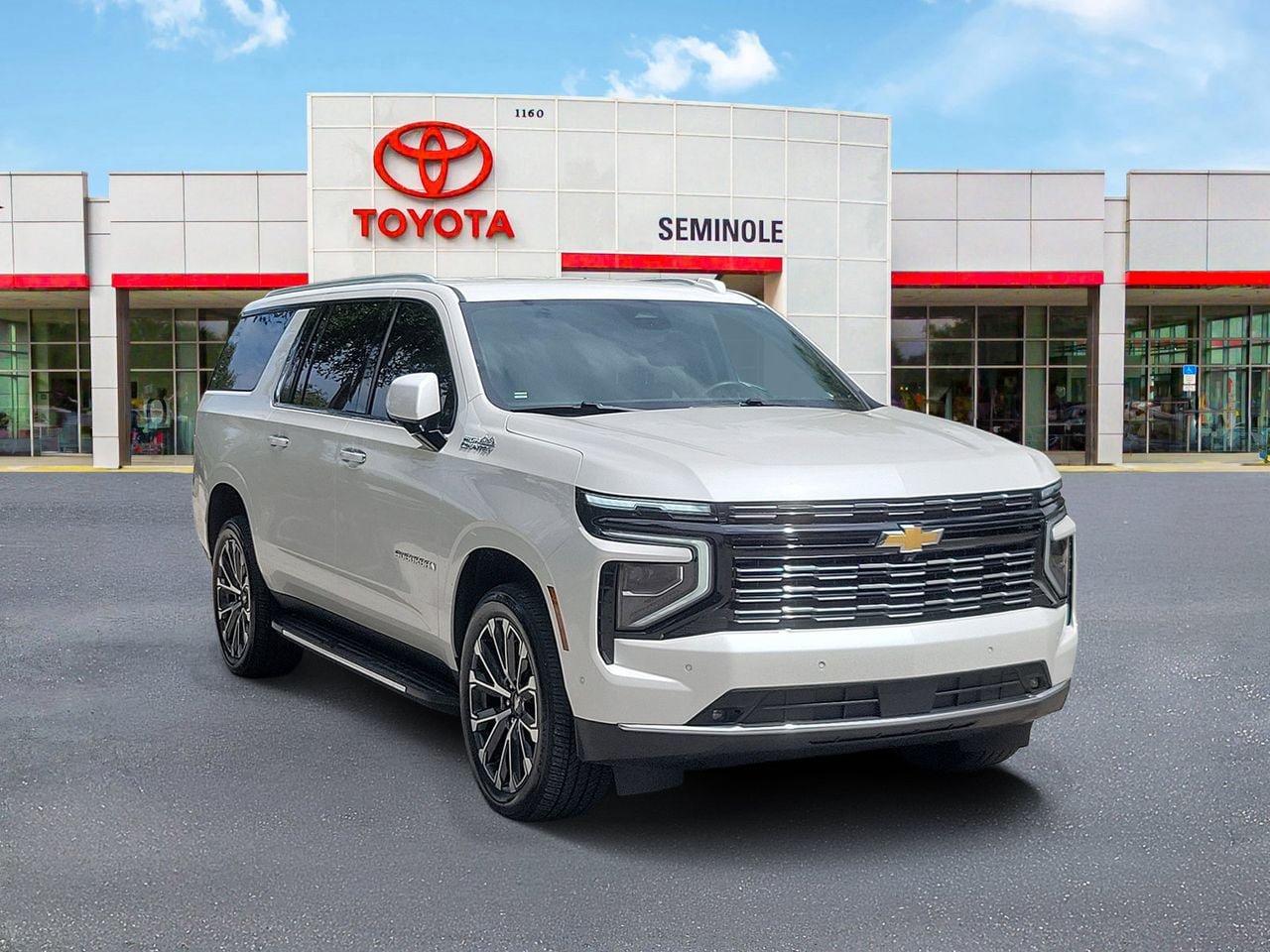 Used 2025 Chevrolet Suburban High Country RWD image 2