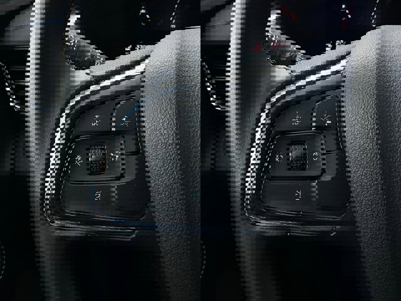 Used 2025 Buick Envista Sport Touring image 32