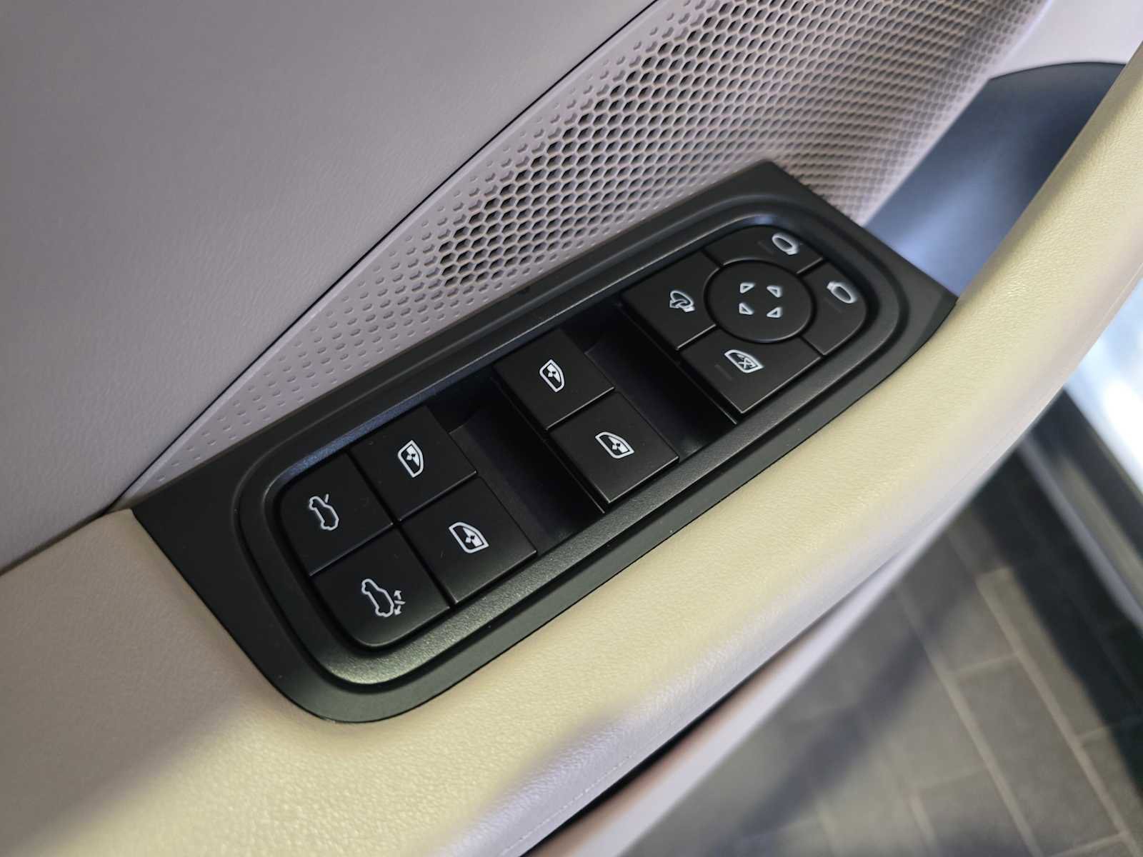 Used 2025 Porsche Macan Electric image 24