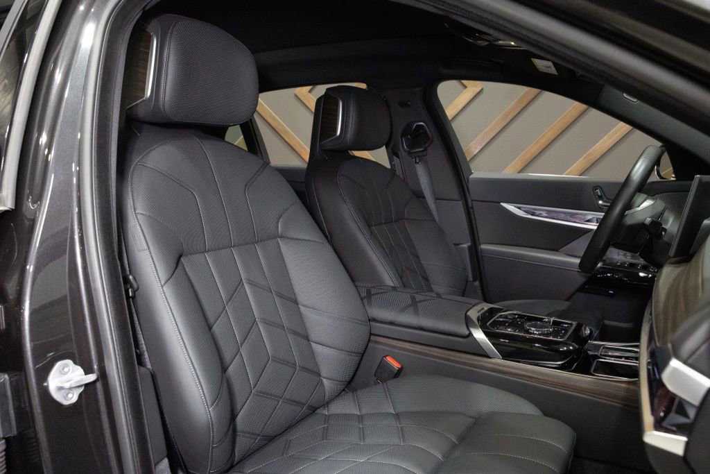 Used 2025 BMW i7 xDrive60 image 5