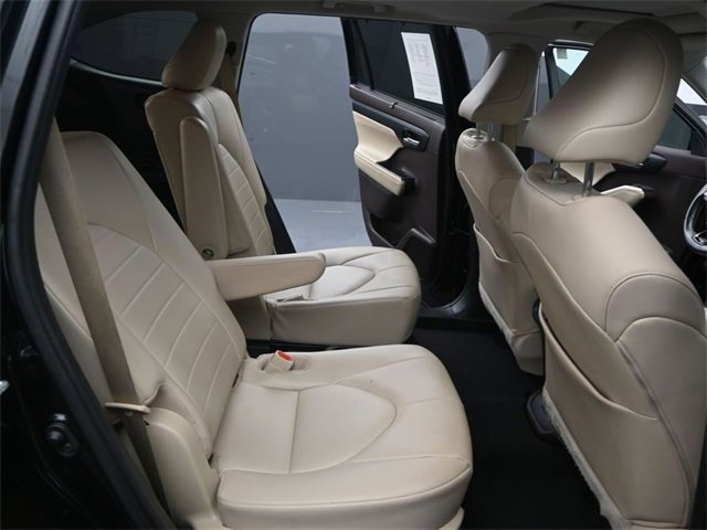 Used 2021 Toyota Highlander XLE image 18