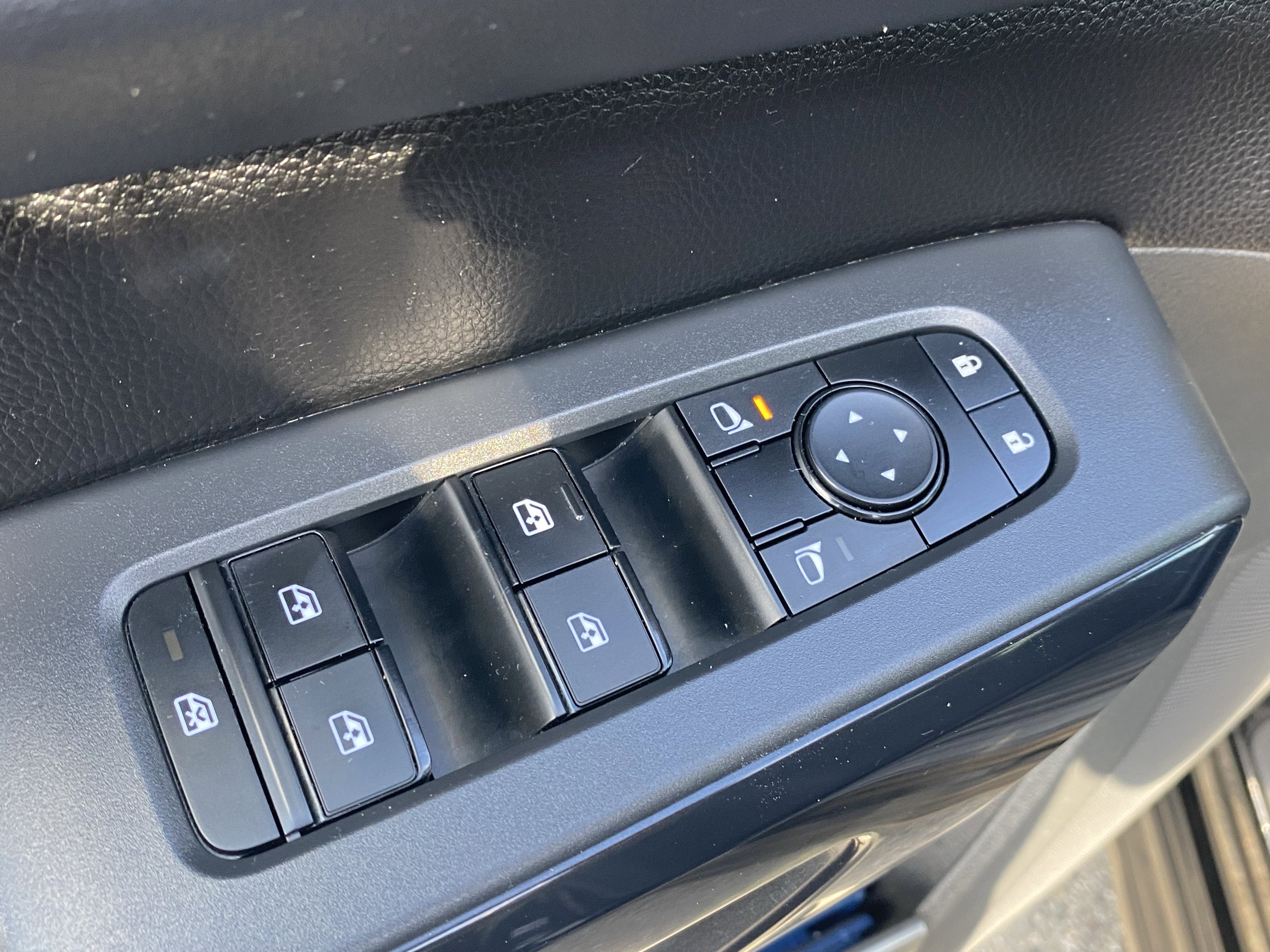 Used 2023 Nissan Pathfinder S image 18